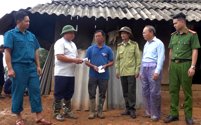 Lãnh đạo xã Khao Mang trao hỗ trợ cho gia đình ông Tồng để sớm khắc phục hậu quả do sét đánh.